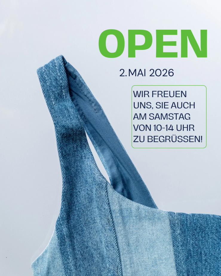 Ein Bild eines blauen Kleidungsstücks mit einem Träger. Der Text informiert darüber, dass am 2. Mai 2026 geöffnet ist, und dass Besucher auch am Samstag von 10 bis 14 Uhr willkommen sind.