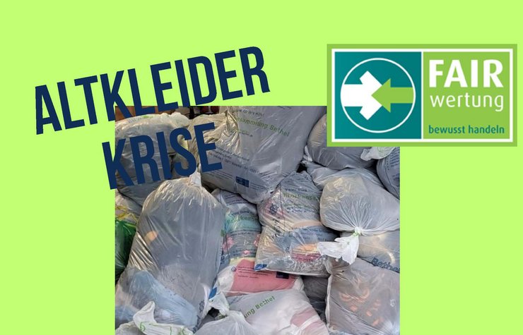 Ein Haufen von professionell verpackten Altkleidern in Plastiktüten, auf einem Hintergrund in hellem Grün. Darüber steht in großen Buchstaben „ALTKLEIDER KRIESE“. Im oberen rechten Bereich befindet sich das Logo von FAIRwertung mit dem Slogan „bewusst handeln“.