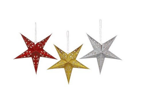 Drei hängende Sterne in verschiedenen Farben: ein roter, ein goldener und ein silberner. Jeder Stern hat eine spitze Form und ist mit filigranen Mustern verziert. Sie sind dekorativ und verleihen eine festliche Atmosphäre.